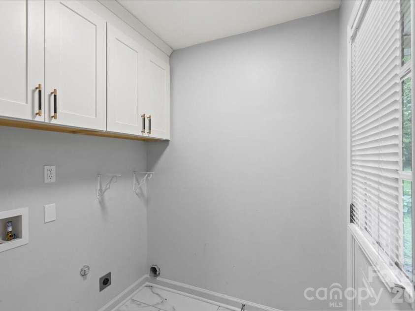 9828 Starwood Drive, Charlotte, NC 28215.  MLS# CAR4418077, YatesRealty ID 31756. 