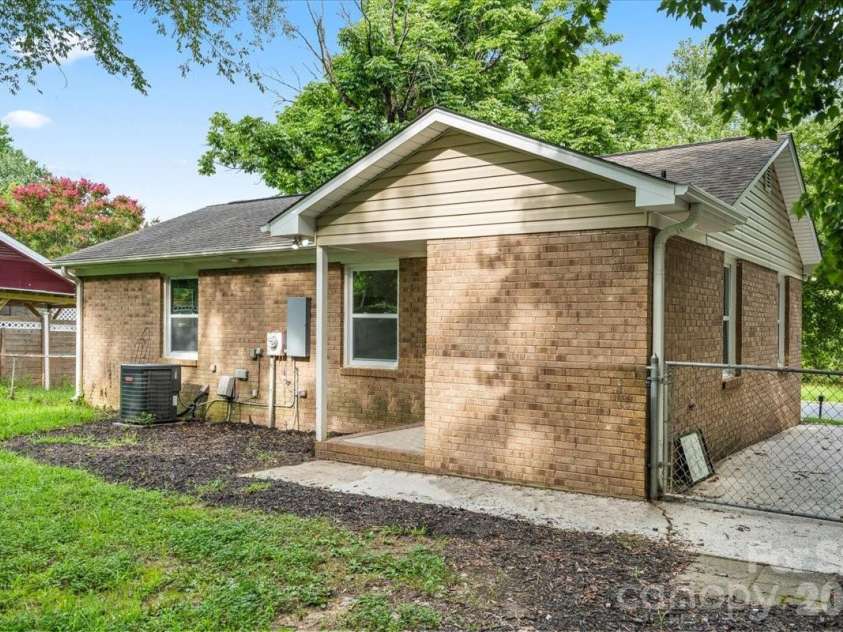 9828 Starwood Drive, Charlotte, NC 28215.  MLS# CAR4418077, YatesRealty ID 31756. 