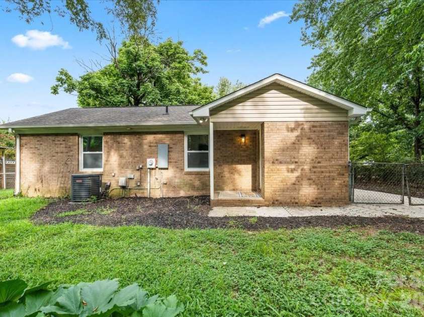9828 Starwood Drive, Charlotte, NC 28215.  MLS# CAR4418077, YatesRealty ID 31756. 
