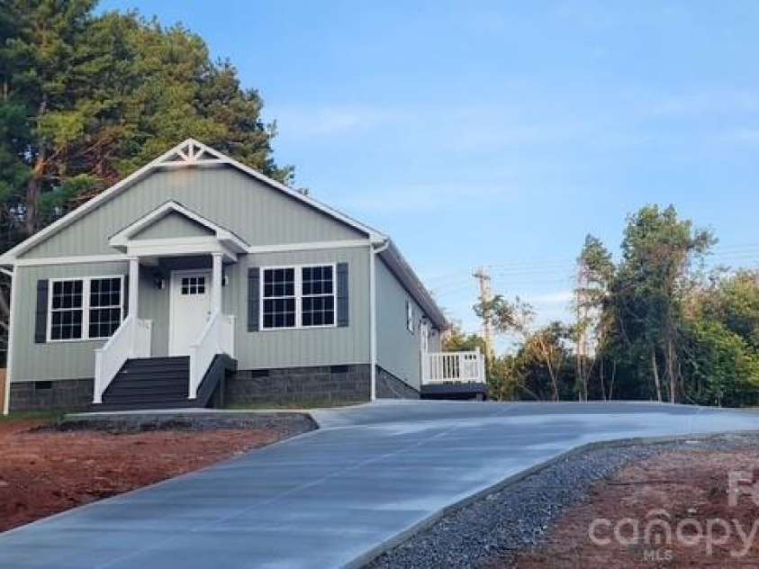 405 Falls Avenue, Granite Falls, NC 28630.  MLS# CAR4393389, YatesRealty ID 31757. 