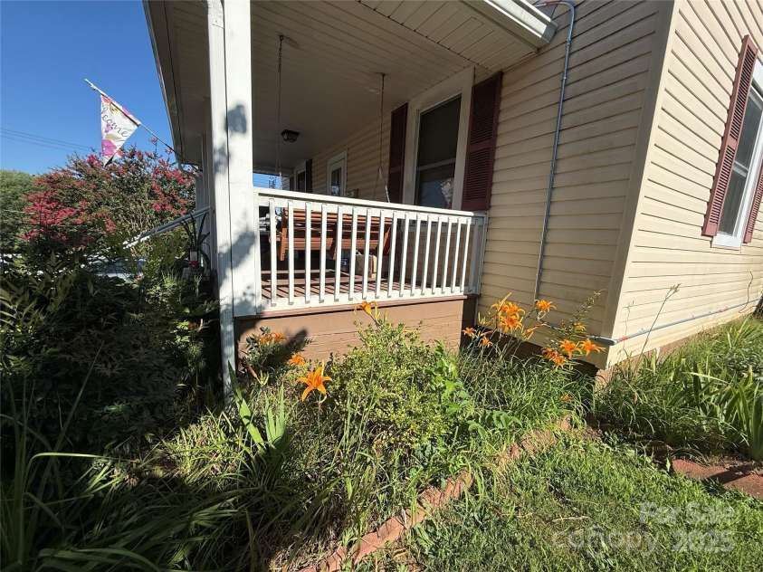 17 3rd Street, Marion, NC 28752.  MLS# CAR4285821, YatesRealty ID 31759. 