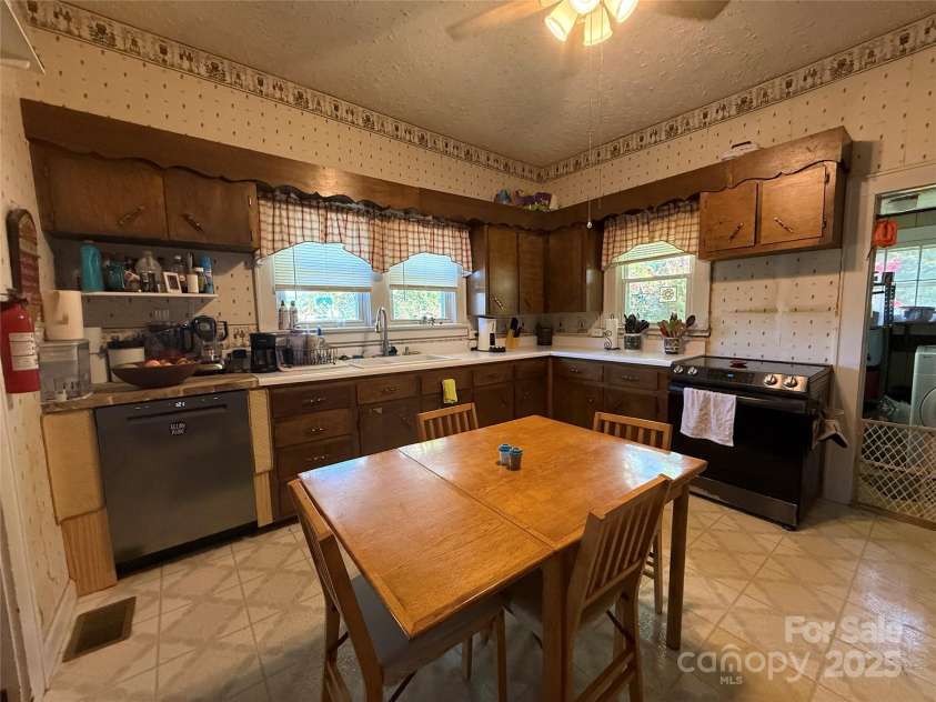 17 3rd Street, Marion, NC 28752.  MLS# CAR4285821, YatesRealty ID 31759. 