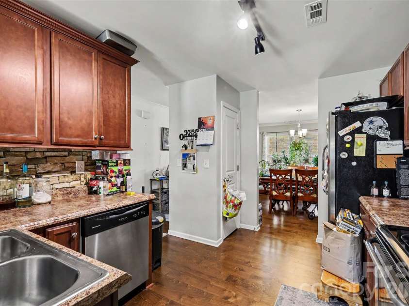 7012 Palatine Lane, Charlotte, NC 28214.  MLS# CAR4389358, YatesRealty ID 31759. 