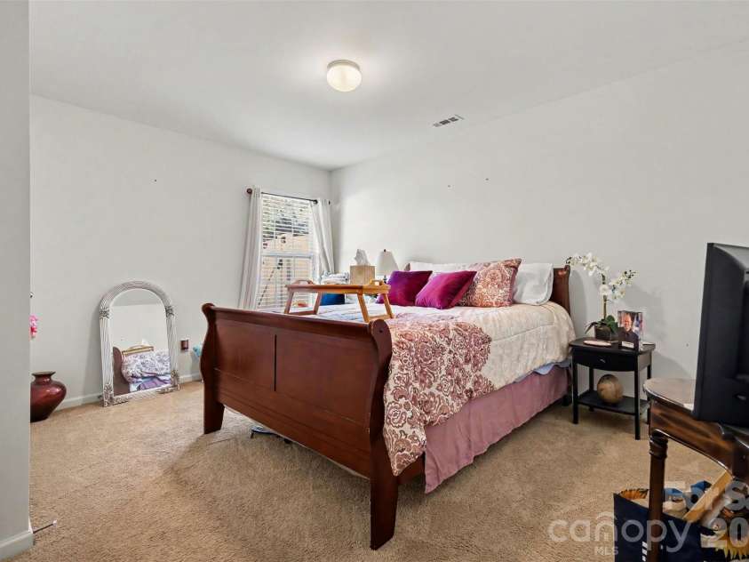 7012 Palatine Lane, Charlotte, NC 28214.  MLS# CAR4389358, YatesRealty ID 31759. 