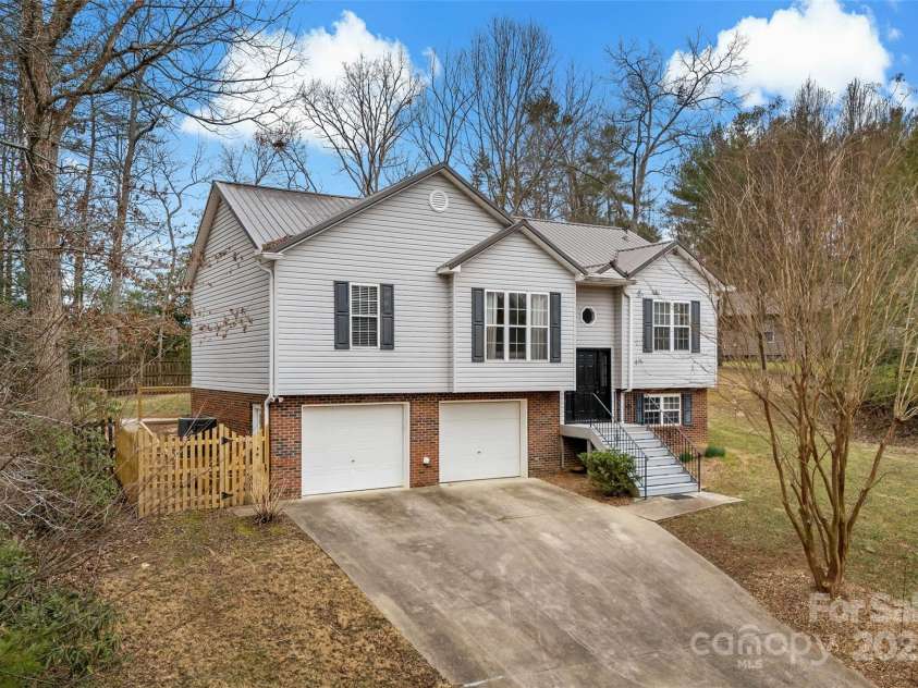 2691 Laurel Pointe Drive, Morganton, NC 28761.  MLS# CAR4232025, YatesRealty ID 3176. 