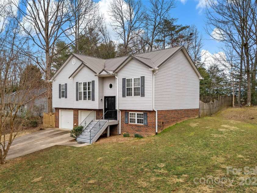 2691 Laurel Pointe Drive, Morganton, NC 28761.  MLS# CAR4232025, YatesRealty ID 3176. 