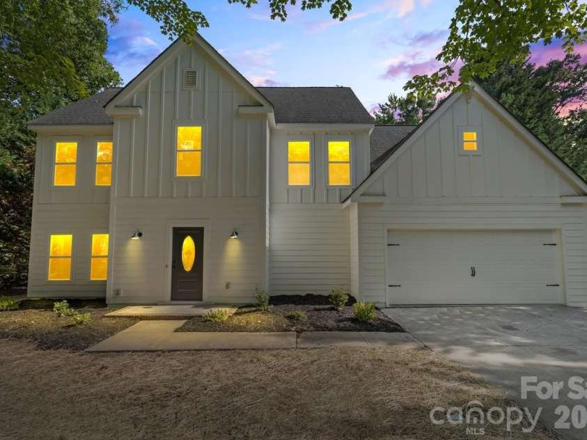 2033 Colony Hill Drive, Charlotte, NC 28214.  MLS# CAR4393068, YatesRealty ID 31760. 