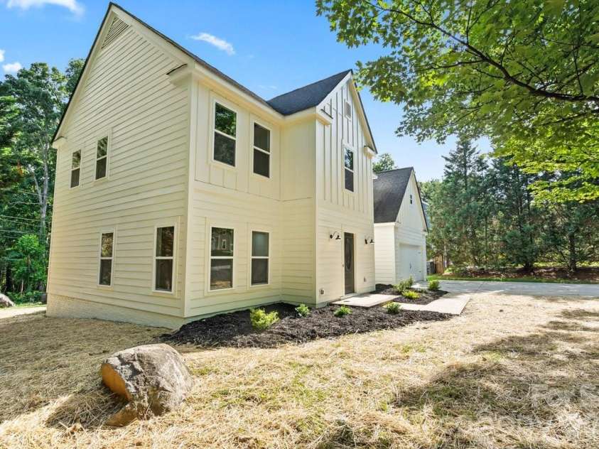 2033 Colony Hill Drive, Charlotte, NC 28214.  MLS# CAR4393068, YatesRealty ID 31760. 