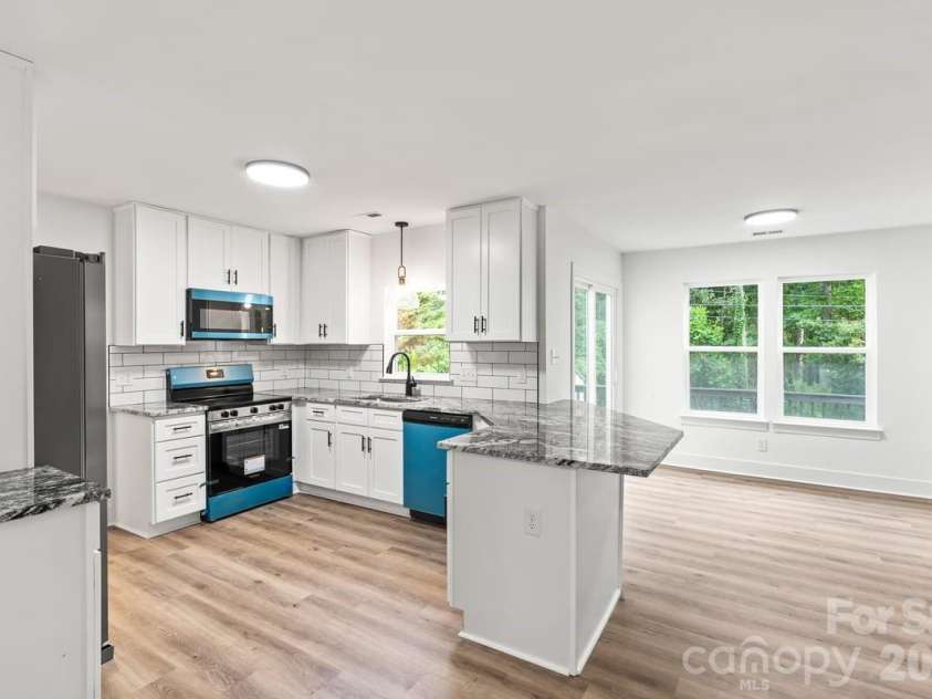 2033 Colony Hill Drive, Charlotte, NC 28214.  MLS# CAR4393068, YatesRealty ID 31760. 