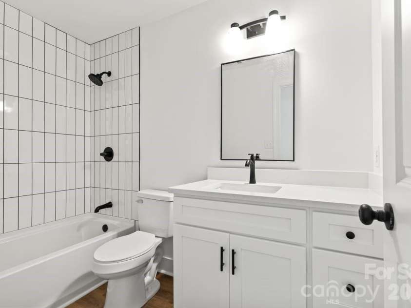 2033 Colony Hill Drive, Charlotte, NC 28214.  MLS# CAR4393068, YatesRealty ID 31760. 
