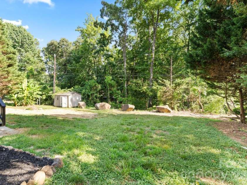 2033 Colony Hill Drive, Charlotte, NC 28214.  MLS# CAR4393068, YatesRealty ID 31760. 