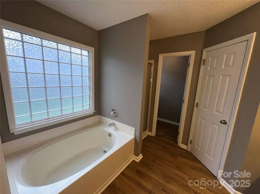5416 Hedgecrest Place, Charlotte, NC 28269.  MLS# CAR4287168, YatesRealty ID 31760. Master Bath
