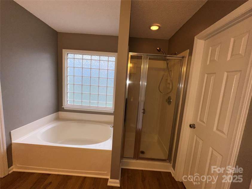 5416 Hedgecrest Place, Charlotte, NC 28269.  MLS# CAR4287168, YatesRealty ID 31760. Master Bath