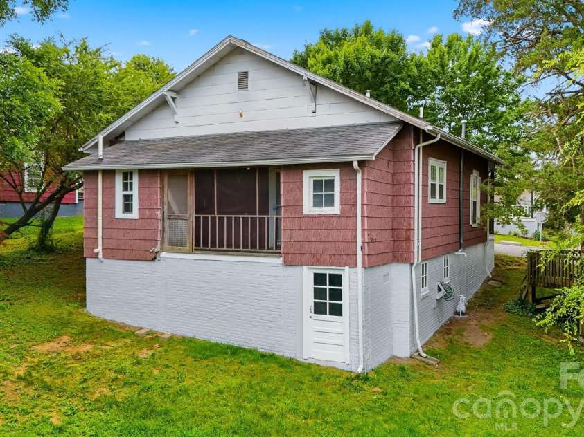 25 Central Avenue, Granite Falls, NC 28630.  MLS# CAR4394659, YatesRealty ID 31764. 