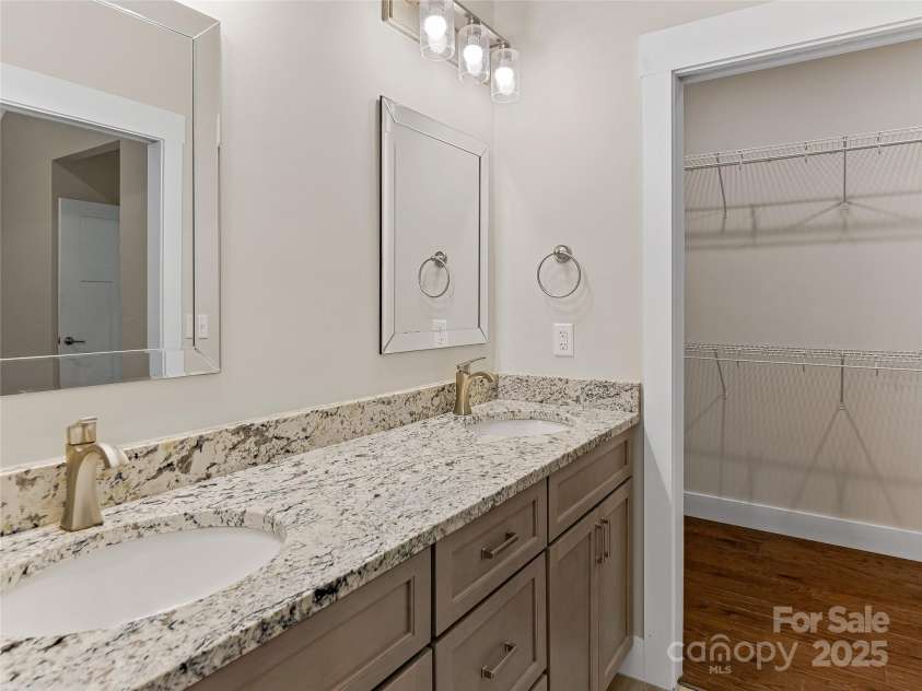 29 Farm Pond Lane, Candler, NC 28715.  MLS# CAR4258742, YatesRealty ID 31766. Primary Walk-in Closet