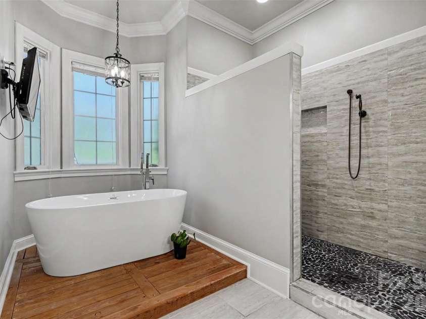 5129 Watermead Lane, Belmont, NC 28012.  MLS# CAR4384748, YatesRealty ID 31767. Master Soaking Tub