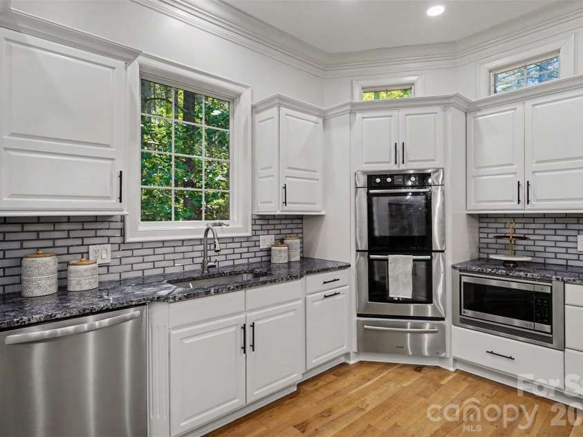5129 Watermead Lane, Belmont, NC 28012.  MLS# CAR4384748, YatesRealty ID 31767. Spacious Gourmet Bosch Kitchen