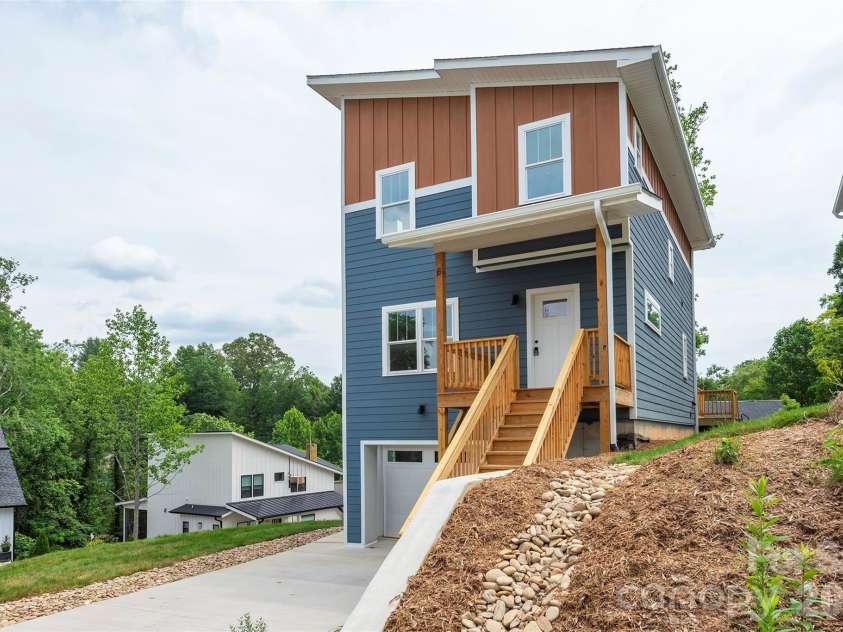 6 Berry Crest Lane, Arden, NC 28704.  MLS# CAR4391347, YatesRealty ID 31768. 