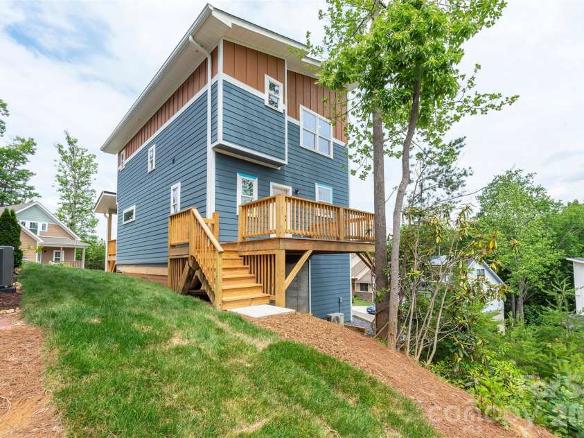 6 Berry Crest Lane, Arden, NC 28704.  MLS# CAR4391347, YatesRealty ID 31768. Great small back yard