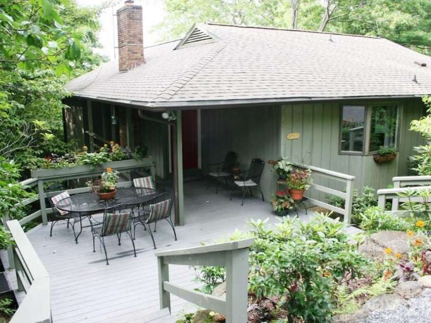 31 Rhododendron Road, Black Mountain, NC 28711.  MLS# CAR4354874, YatesRealty ID 3177. 
