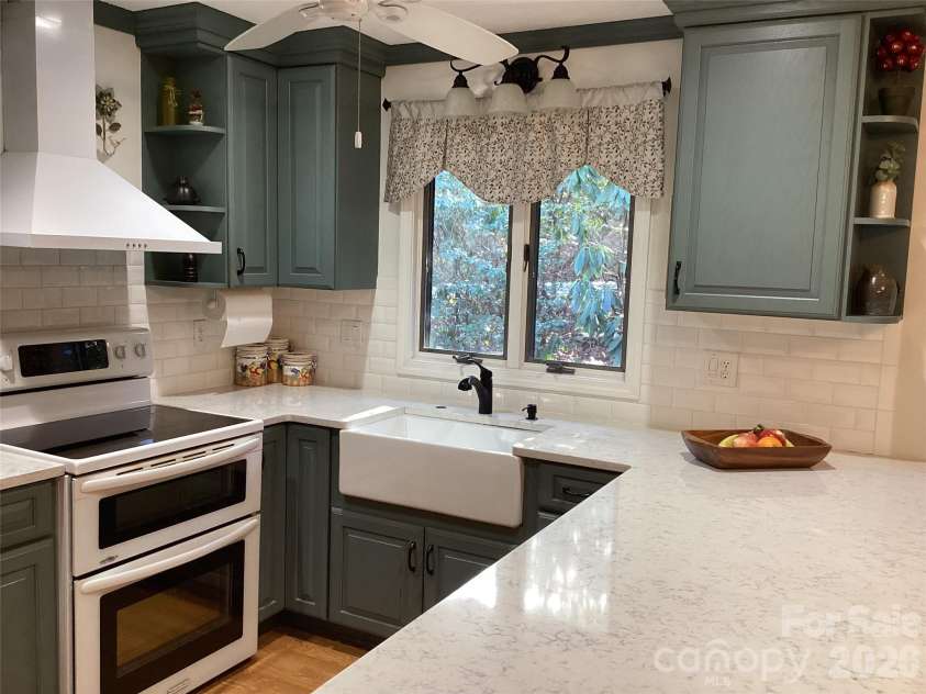 31 Rhododendron Road, Black Mountain, NC 28711.  MLS# CAR4354874, YatesRealty ID 3177. 