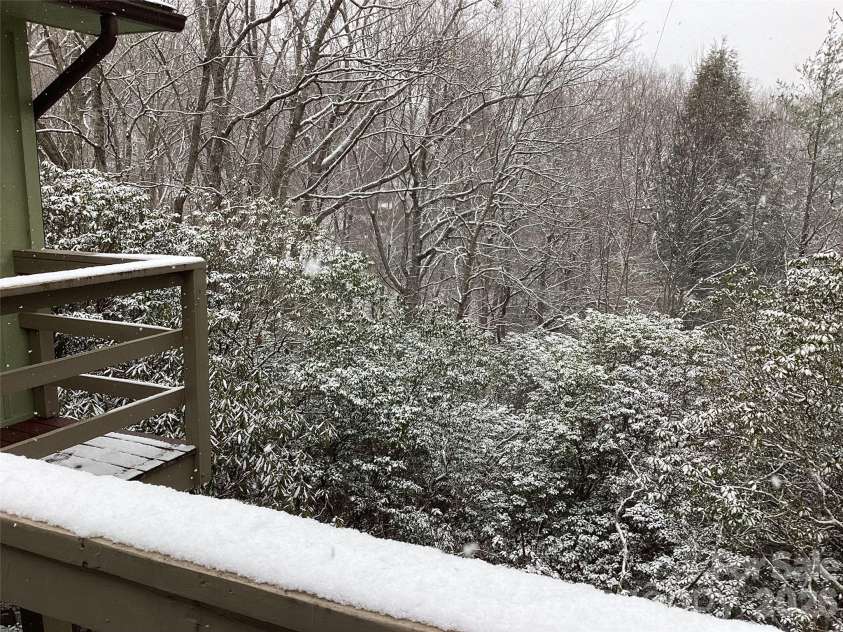 31 Rhododendron Road, Black Mountain, NC 28711.  MLS# CAR4354874, YatesRealty ID 3177. 