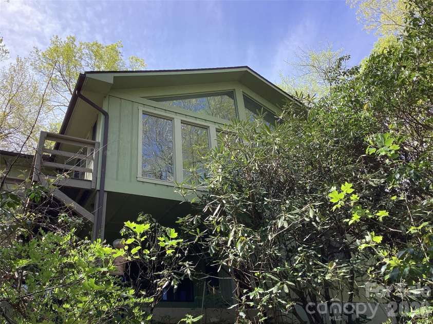 31 Rhododendron Road, Black Mountain, NC 28711.  MLS# CAR4354874, YatesRealty ID 3177. 