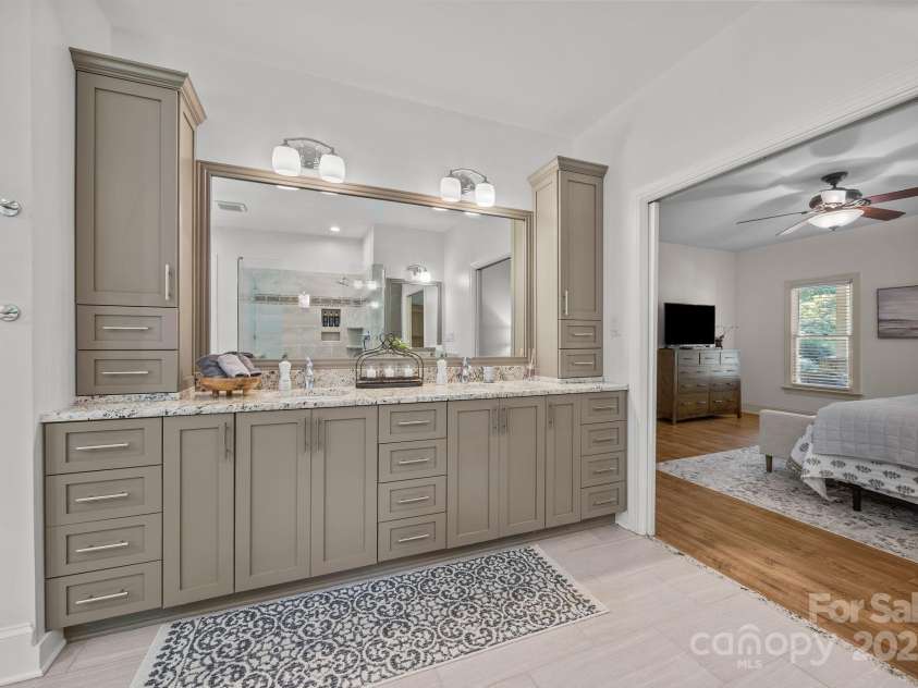 5134 Tracewood Court, Charlotte, NC 28215.  MLS# CAR4278095, YatesRealty ID 31770. 