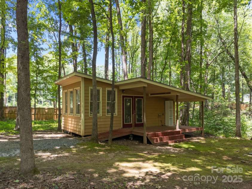 5134 Tracewood Court, Charlotte, NC 28215.  MLS# CAR4278095, YatesRealty ID 31770. 