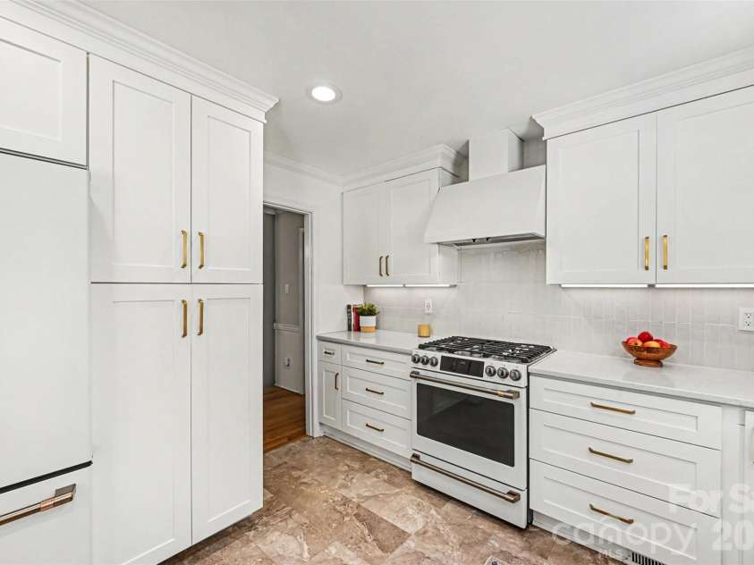 2449 Seth Thomas Road, Charlotte, NC 28210.  MLS# CAR4389244, YatesRealty ID 31772. 