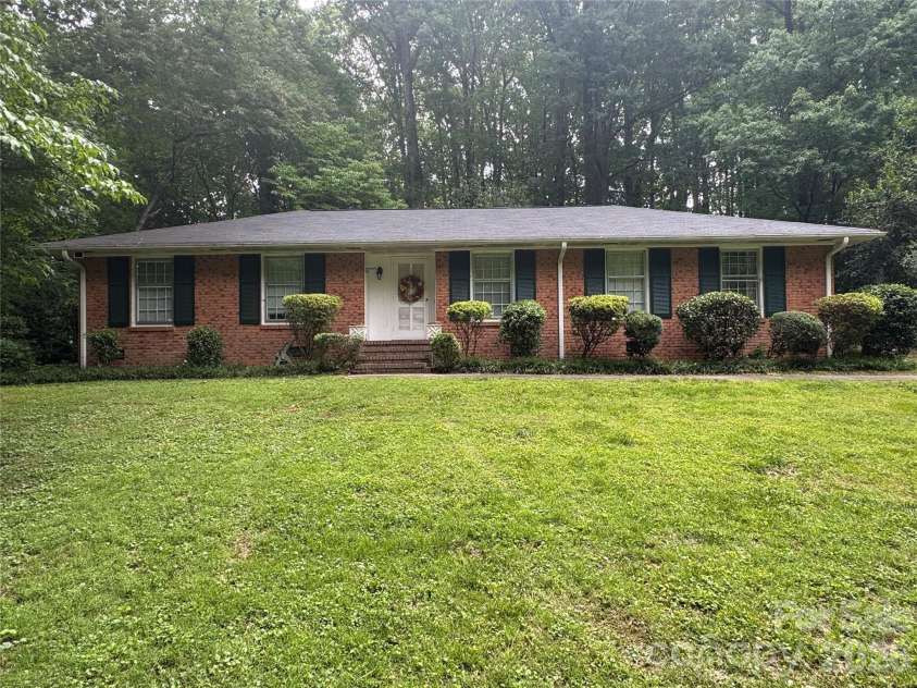 6824 Linda Lake Drive, Charlotte, NC 28215.  MLS# CAR4381013, YatesRealty ID 31773. 