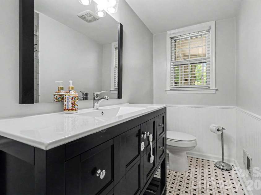 3841 Stokes Avenue, Charlotte, NC 28210.  MLS# CAR4393594, YatesRealty ID 31775. Full Bath on Main Floor