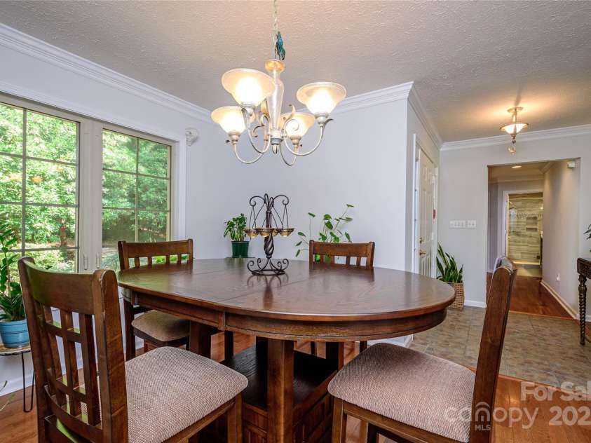 35 Tall Pines Road, Hendersonville, NC 28739.  MLS# CAR4286484, YatesRealty ID 31778. Dining Area