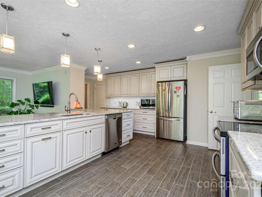 35 Tall Pines Road, Hendersonville, NC 28739.  MLS# CAR4286484, YatesRealty ID 31778. Kitchen