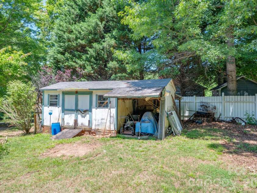 98 Lanning Drive, Columbus, NC 28722.  MLS# CAR4394991, YatesRealty ID 31783. 