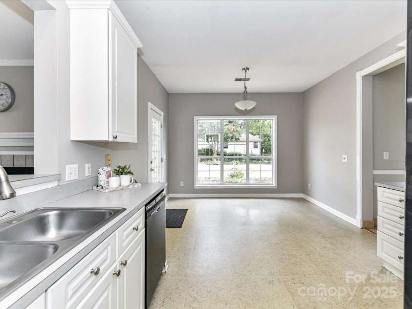 9029 Torrence Crossing Drive, Huntersville, NC 28078.  MLS# CAR4275401, YatesRealty ID 31784. Breakfast Nook!