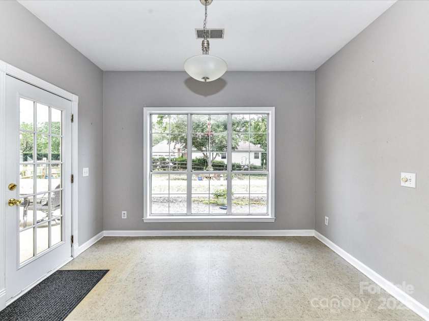 9029 Torrence Crossing Drive, Huntersville, NC 28078.  MLS# CAR4275401, YatesRealty ID 31784. Breakfast Nook with patio access & nice natural light!