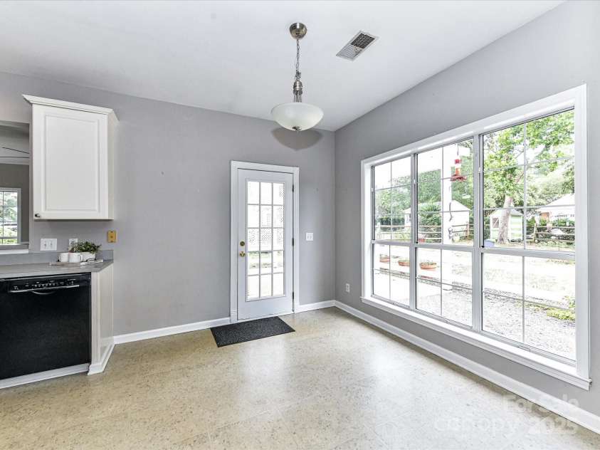 9029 Torrence Crossing Drive, Huntersville, NC 28078.  MLS# CAR4275401, YatesRealty ID 31784. Breakfast Nook with patio access & nice natural light!