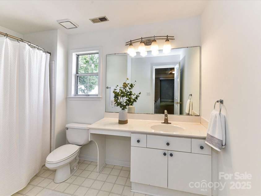 9029 Torrence Crossing Drive, Huntersville, NC 28078.  MLS# CAR4275401, YatesRealty ID 31784. Full Bath on upper level with tub/shower!