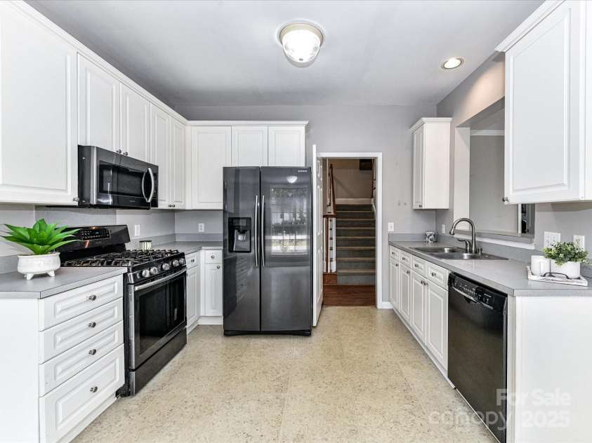 9029 Torrence Crossing Drive, Huntersville, NC 28078.  MLS# CAR4275401, YatesRealty ID 31784. Kitchen features stainless steel appliances, gas frange, built in microwave & plenty of cabinets for storage!