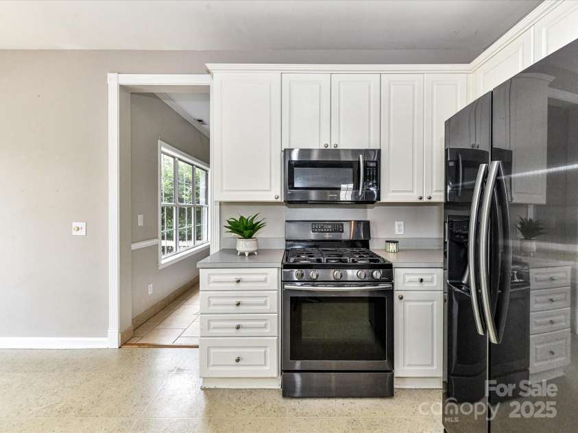 9029 Torrence Crossing Drive, Huntersville, NC 28078.  MLS# CAR4275401, YatesRealty ID 31784. Kitchen features stainless steel appliances, gas frange, built in microwave & plenty of cabinets for storage!