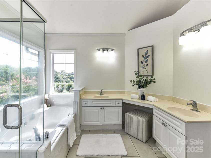 9029 Torrence Crossing Drive, Huntersville, NC 28078.  MLS# CAR4275401, YatesRealty ID 31784. Primary Bath features dual vanity, large garden tub with tile surround, separate shower & tile floors!
