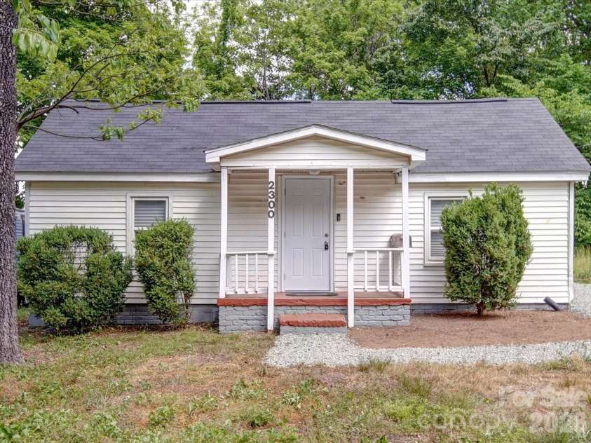 2300 Kennesaw Drive, Charlotte, NC 28216.  MLS# CAR4395642, YatesRealty ID 31785. 
