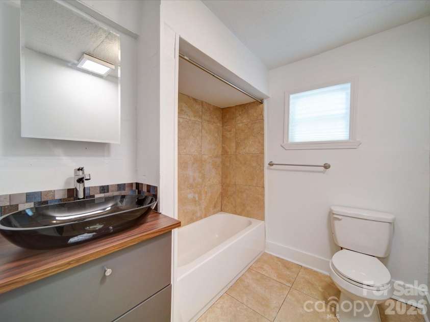 2300 Kennesaw Drive, Charlotte, NC 28216.  MLS# CAR4395642, YatesRealty ID 31785. 