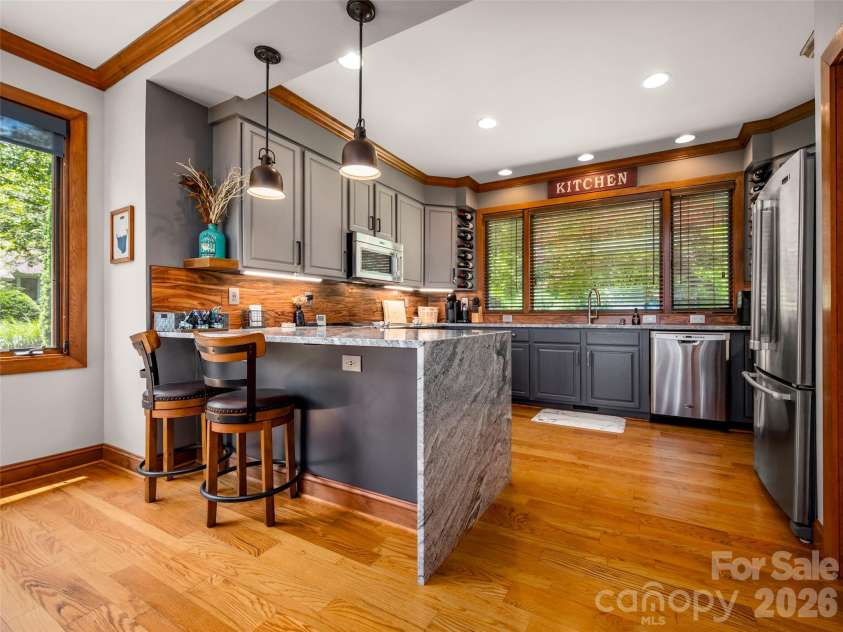 2 Meadow Ridge Lane, Hendersonville, NC 28739.  MLS# CAR4393819, YatesRealty ID 31793. 