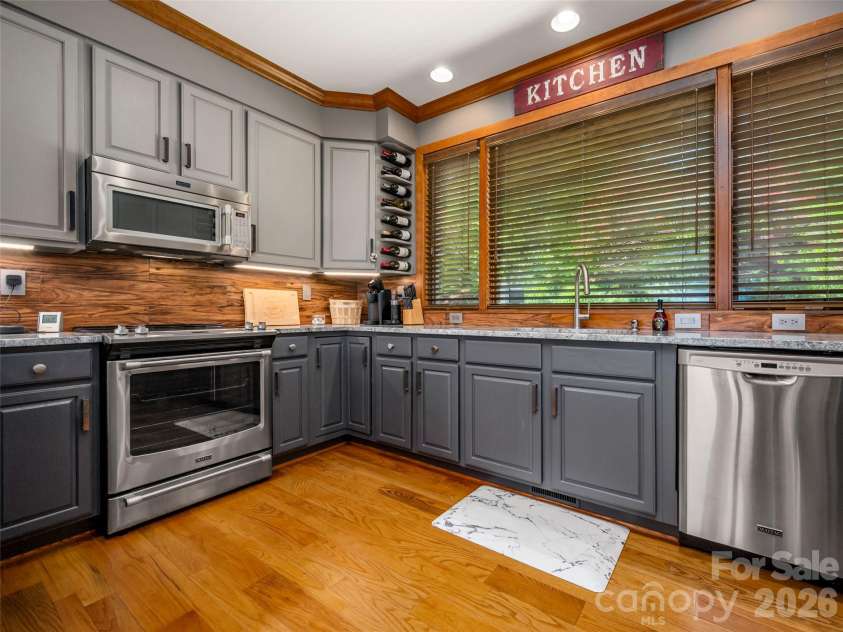2 Meadow Ridge Lane, Hendersonville, NC 28739.  MLS# CAR4393819, YatesRealty ID 31793. 