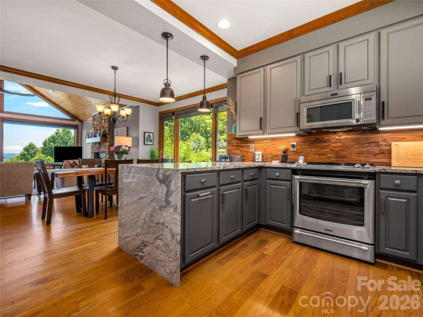 2 Meadow Ridge Lane, Hendersonville, NC 28739.  MLS# CAR4393819, YatesRealty ID 31793. 