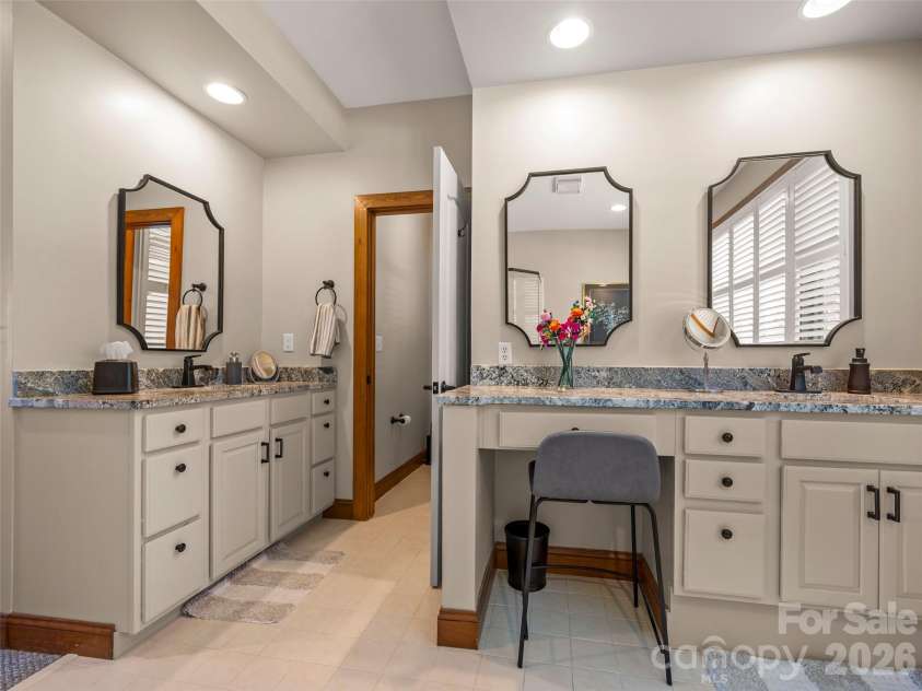2 Meadow Ridge Lane, Hendersonville, NC 28739.  MLS# CAR4393819, YatesRealty ID 31793. 