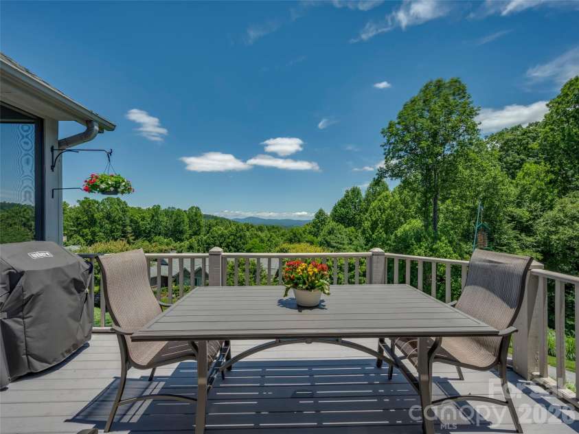 2 Meadow Ridge Lane, Hendersonville, NC 28739.  MLS# CAR4393819, YatesRealty ID 31793. 