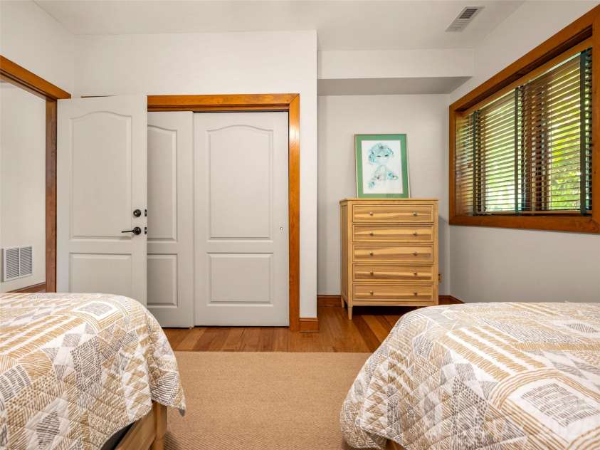 2 Meadow Ridge Lane, Hendersonville, NC 28739.  MLS# CAR4393819, YatesRealty ID 31793. 